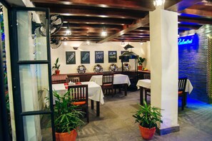 Free buffet breakfast - Highlander Inn (Kathmandu)