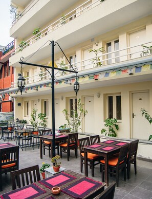 Outdoor dining - Highlander Inn (Kathmandu)