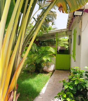 Property grounds - LOGISREV 💎 LE FLAMBOYANT 2-bedroom gîte with swimming pool (SAINTE-ANNE)