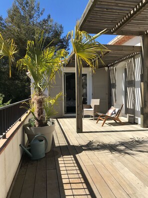 Terrace/patio - Vacation home, near beaches, garden, swimming pool, beautiful view, sleeps 12  (Carqueiranne)