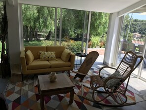 TV, fireplace - Vacation home, near beaches, garden, swimming pool, beautiful view, sleeps 12  (Carqueiranne)