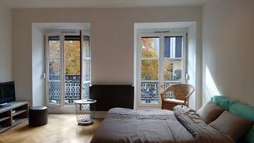 2 bedrooms, in-room safe, iron/ironing board, free WiFi