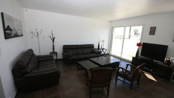 Télévision, lecteur de DVD, livres