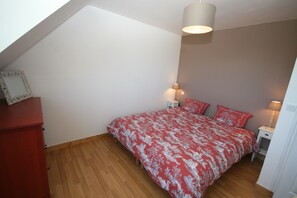 6 bedrooms, iron/ironing board, free WiFi, bed sheets