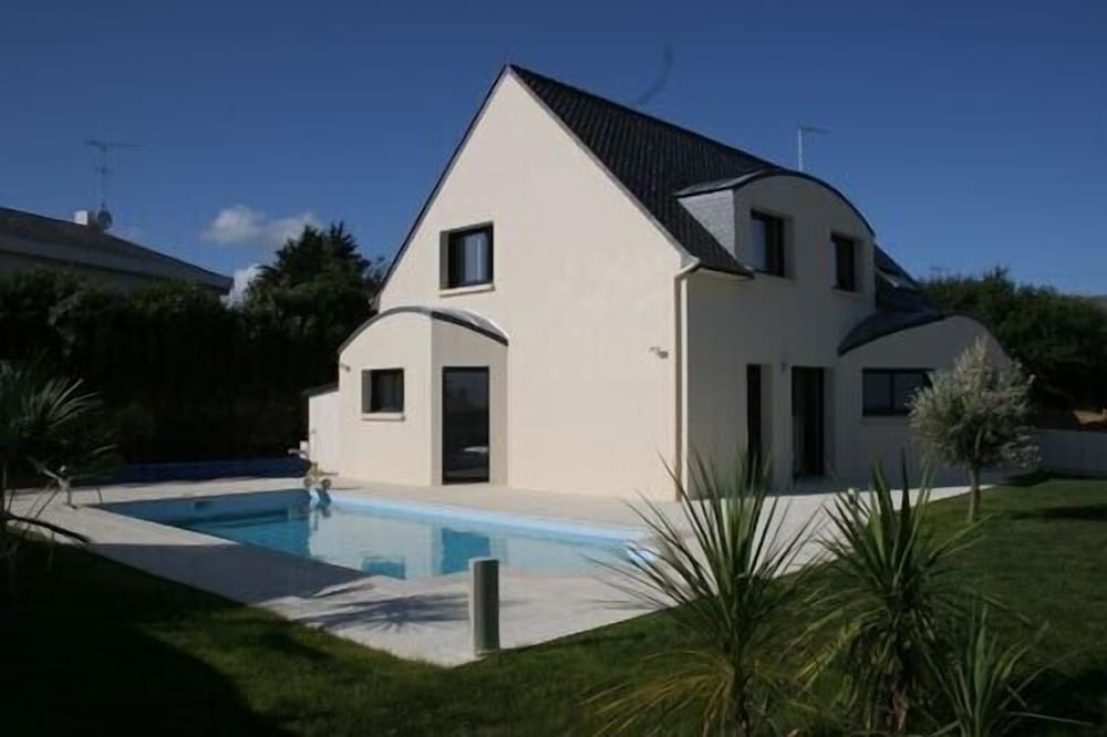 Villa with private swimming pool 200 m from the beaches. Enclosed garden in Le Pouldu in Brittany