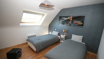 6 bedrooms, iron/ironing board, free WiFi, bed sheets