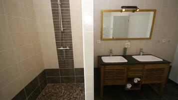 Bathtub, hair dryer, towels