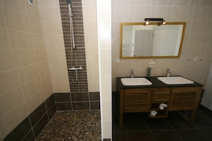 Badewanne, Haartrockner, Handtücher