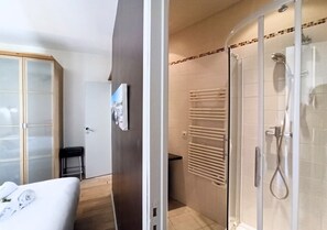 Secador de cabelo, toalhas de banho