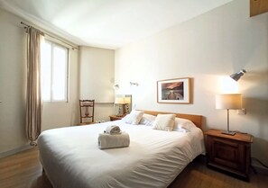 1 quarto, acesso à internet, roupa de cama