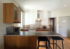 Geladeira, micro-ondas, lava-louças, cafeteira/chaleira