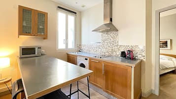 Jääkaappi, mikroaaltouuni, astianpesukone, kahvin-/teenkeitin