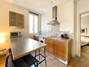 Geladeira, micro-ondas, lava-louças, cafeteira/chaleira