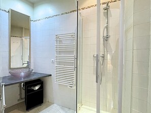 Hair dryer, towels