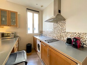 Geladeira, micro-ondas, lava-louças, cafeteira/chaleira