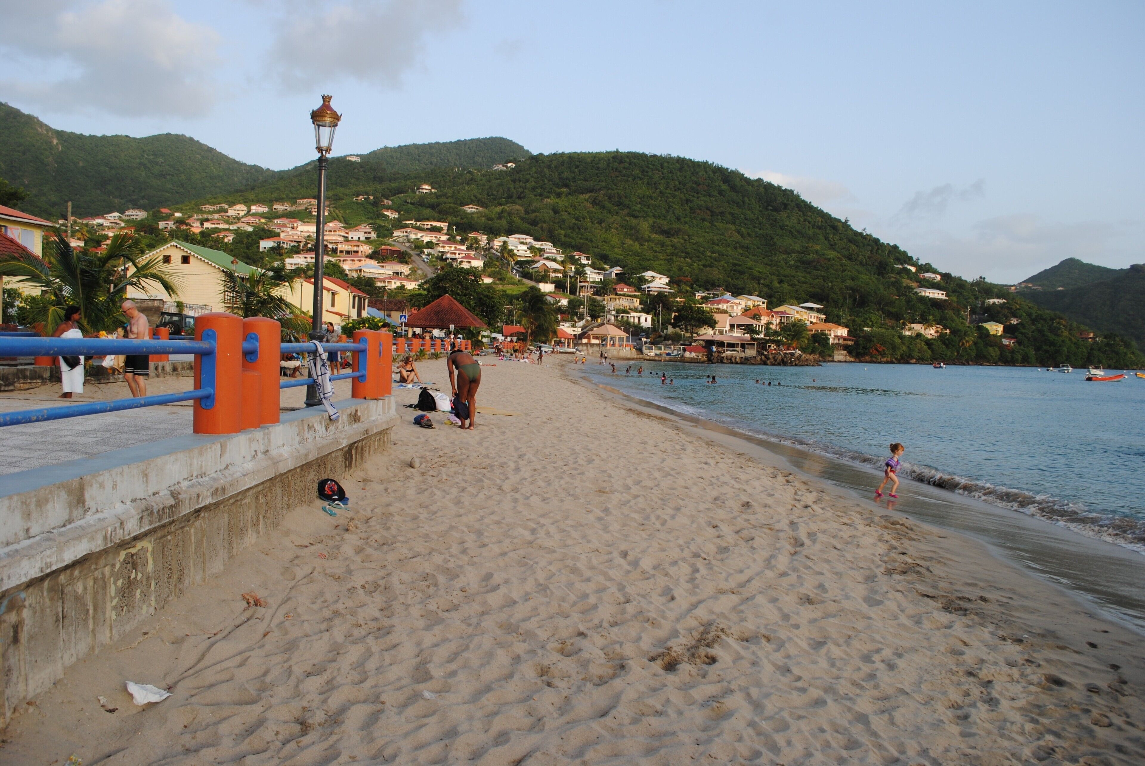 بالقرب من الشاطئ، كراسي للتشمس