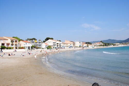 T2 apartment, 40 m2 350m from Lecques beach, quiet. Air conditioning. Private parking