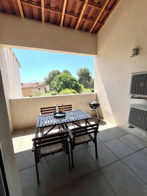 Outdoor dining - T2 apartment, 40 m2 350m from Lecques beach, quiet. Air conditioning. Private parking (Saint Cyr sur Mer)