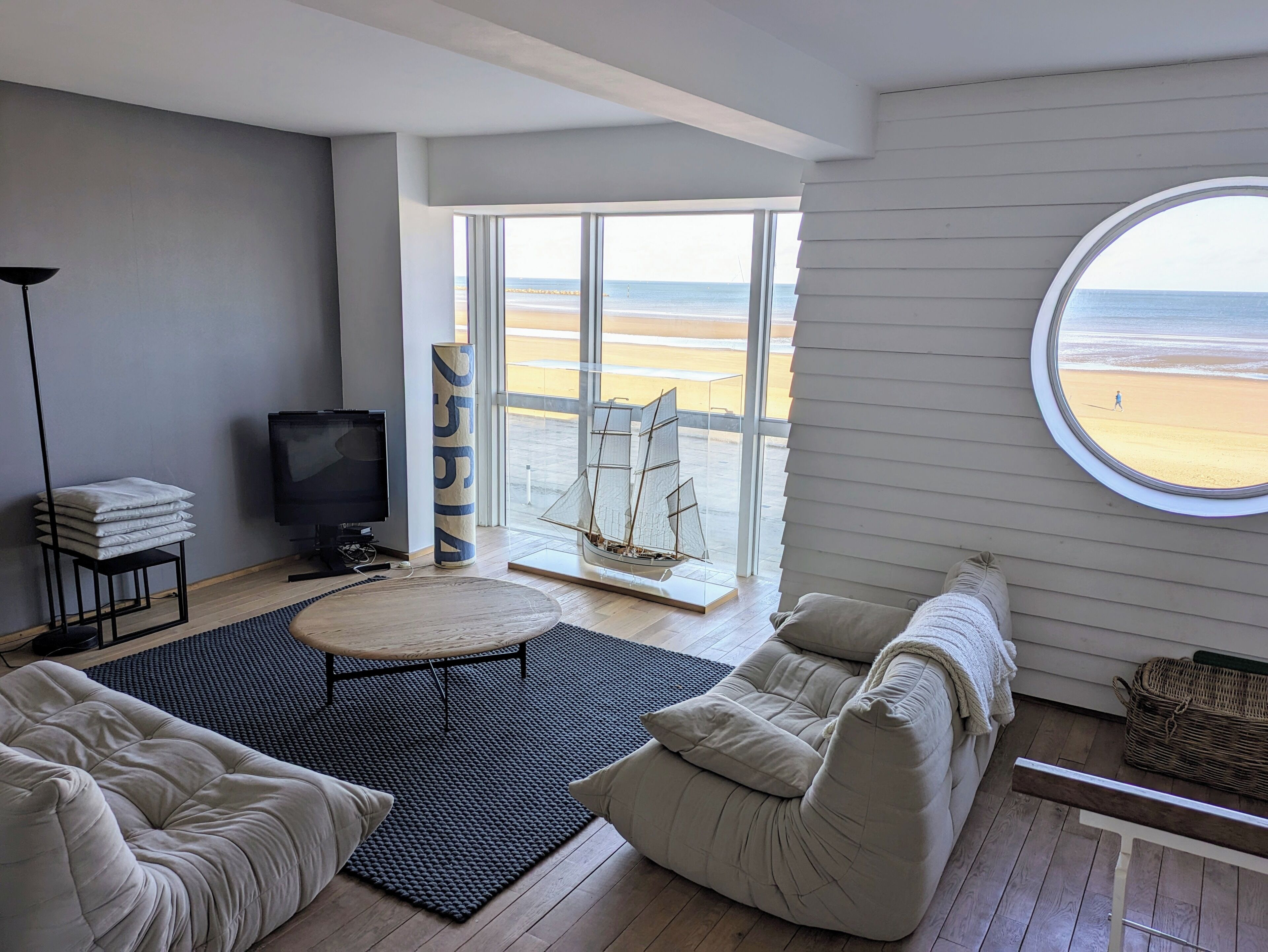 Una televisión, un reproductor de DVD, libros, una videoteca