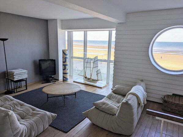 TV, DVD-spiller, bøker og filmbibliotek