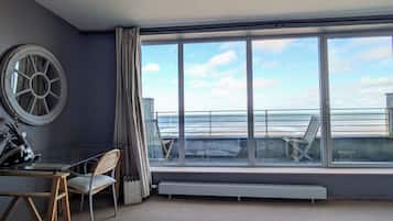 5 bedrooms, iron/ironing board, free WiFi