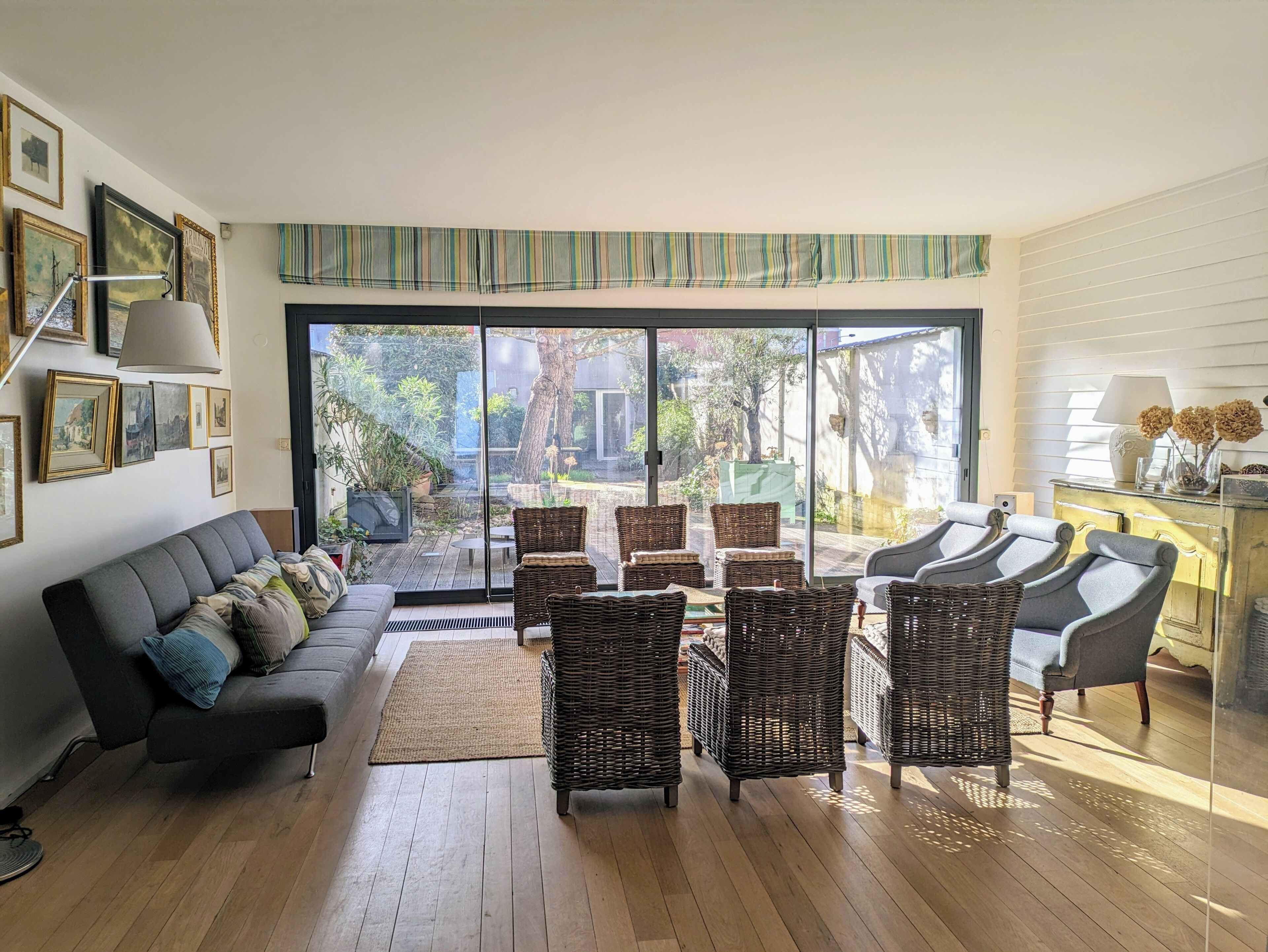 Una televisión, un reproductor de DVD, libros, una videoteca