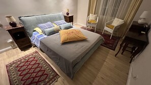 1 slaapkamer, een strijkplank/strijkijzer, gratis wifi, beddengoed