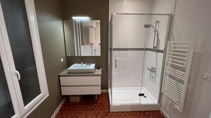 Ensemble baignoire-douche, séchoir à cheveux, bidet, serviettes fournies