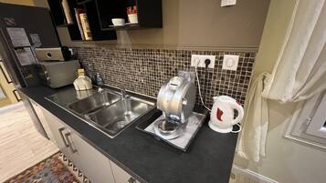 Een koelkast, een microgolfoven, een oven, een kookplaat