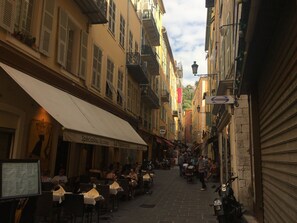 Outdoor dining - Downtown Nice, rue Biscarra, 70 m² (750 ft²), renovated, quiet, AC, sunny, tram (Nice)