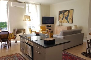 Interior - Downtown Nice, rue Biscarra, 70 m² (750 ft²), renovated, quiet, AC, sunny, tram (Nice)