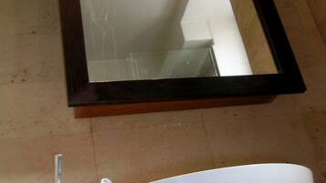 Dusch, hårtork, handdukar och tvål