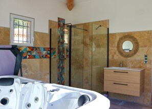 Badewanne, Haartrockner, Handtücher, Seife