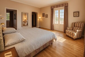 5 bedrooms, iron/ironing board, WiFi, bed sheets