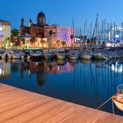 Excelente y hermosa propiedad con piscina tranquila / lago / mar / golf