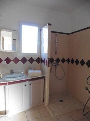 Douche, sĂšche-cheveux, serviettes fournies, savon