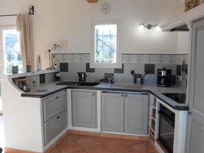 Réfrigérateur, micro-ondes, four, plaque de cuisson