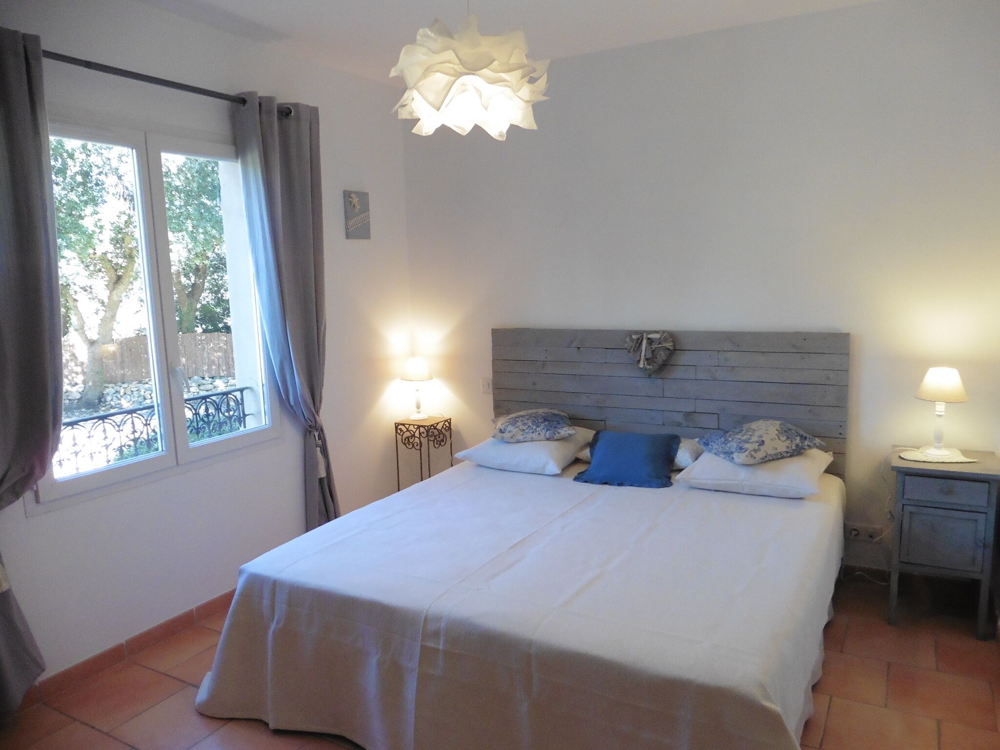 2 slaapkamers, een strijkplank/strijkijzer, reisbedje, gratis wifi