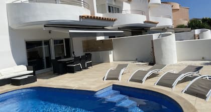 Nice house, private swimming pool, secure parking, close to the beach.