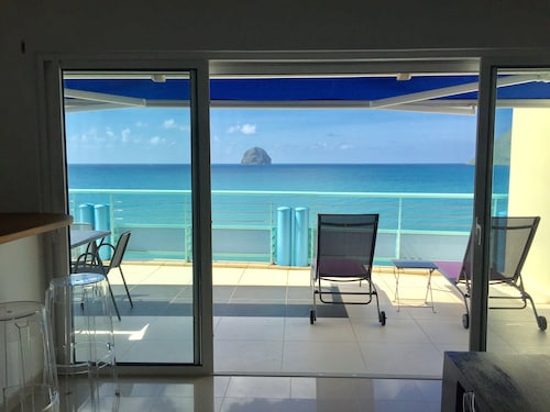 Luxury apartment, magnificent panorama and direct access to the sea.