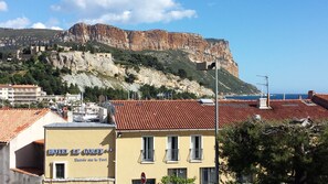 A hotel named "HOTEL LE GOLFE" with a sign indicating "Entrée sur le Port". - Cassis calanques apartment la rade, behind the port, nice view and parking (Cassis)