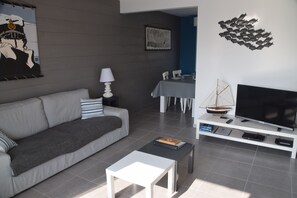 Een televisie, videogames, een dvd-speler en boeken