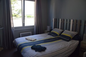 3 slaapkamers, een bureau, een strijkplank/strijkijzer, gratis wifi