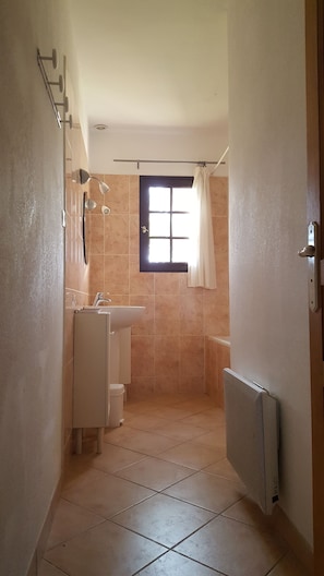 Bathtub, toilet paper