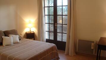3 bedrooms, iron/ironing board, travel crib, WiFi