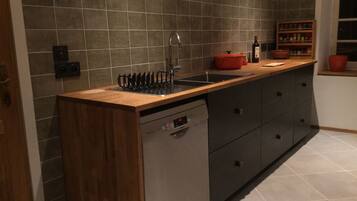 Een koelkast, een magnetron, een oven, een kookplaat