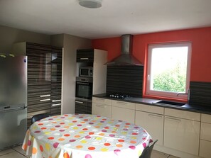 Fridge, microwave, oven, stovetop - COUNTRY COTTAGE WITH ITS COVERED POOL and SPA (Mont-Saint-Jean)