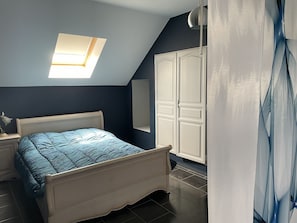 5 bedrooms, iron/ironing board, WiFi, wheelchair access