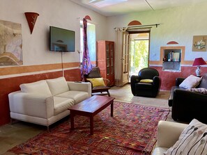 Flat-screen TV, fireplace, table tennis, books