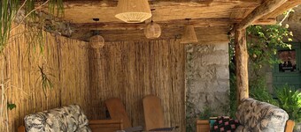 Authentic, comfortable house in a green setting. Swimming pool, pétanque.